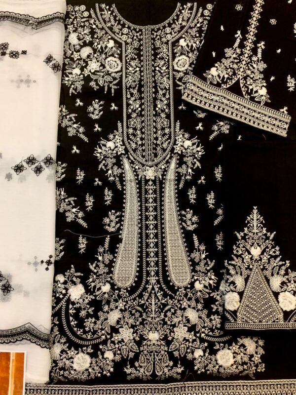Zara shahjahan 𝙎𝙩𝙪𝙛𝙛: lawn  3pc - Image 3