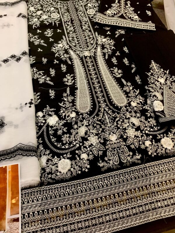 Zara shahjahan 𝙎𝙩𝙪𝙛𝙛: lawn  3pc - Image 2